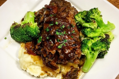 Short ribs, mashed potatoes, and steamed broccoli.